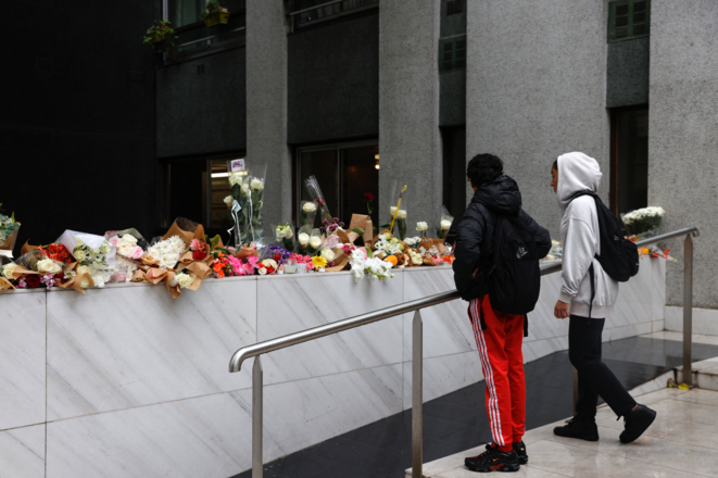Flowers and tributes left in front of the Paris apartment building where Lola's body was found. © Geoffroy Van der Hasselt / AFP