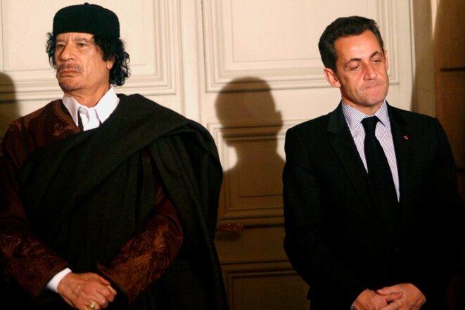 Mouammar Kadhafi et Nicolas Sarkozy lors d’une cérémonie de signature de contrats entre des ministres français et libyens au palais de l’Élysée, le 10 décembre 2007. © Photo Sébastien Calvet