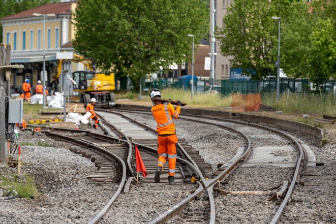 Des salariés de Eiffage Rail lors de travaux sur la ligne ferroviaire Livron - Aspres en juin 2021. © Photo Pierre Gleizes / REA