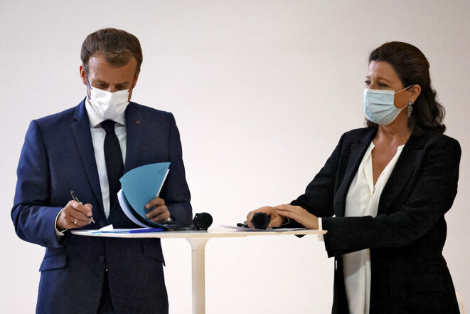 Emmanuel Macron et Agnès Buzyn, le 27 septembre 2021. © Photo Ludovic Marin / AFP