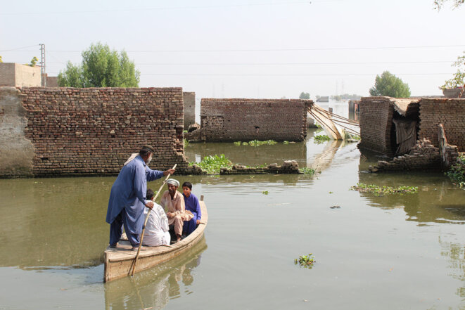 The town of Khairpur Nathan Shah is slowly re-emerging from the waters. © Photo Nejma Brahim / Mediapart
