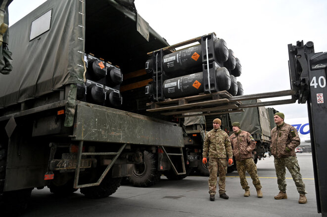 Ukrainian soldiers in Kyiv take delivery of US anti-tank missiles, February 11th 2022. © Photo Sergei Supinsky / AFP