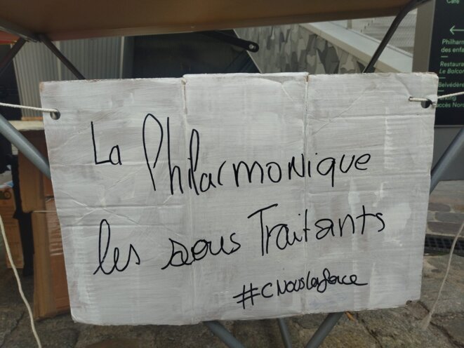 Une affiche lors de la grève du 30 octobre des salariés d'un sous-traitant de la Philharmonie de Paris. © AT