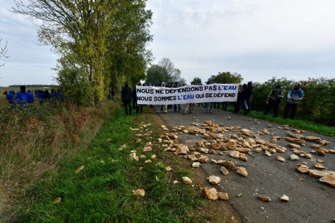 A banner against the planned irrigation reservoir at the Sainte-Soliine site on October 30th 2022. © Pascal Lachenaud / AFP