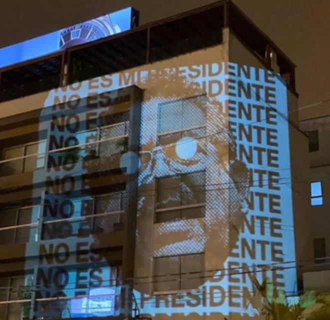 Graphique de protestation contre Manuel Merino sur la façade de son immeuble, novembre 2020, Lima, Pérou © Grita Luz