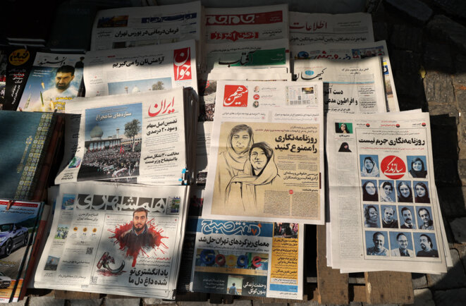 Un kiosque à Téhéran, le 30 octobre 2022. Sur la couverture d’un journal sont dessinées les journalistes Niloufar Hamedi et Elaheh Mohammadi, qui ont fait connaître au monde l’histoire de Mahsa Amini et sont désormais détenues et en danger de mort. © Photo : Atta Kenare / AFP