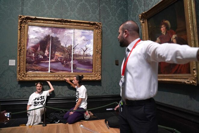 Des manifestants de « Just Stop Oil » couvrent une oeuvre de John Constable avec leur propre photo à la National Gallery à Londres, le 4 juillet 2022. © Photo Kirsty O'Connor / PA Photos / Abaca