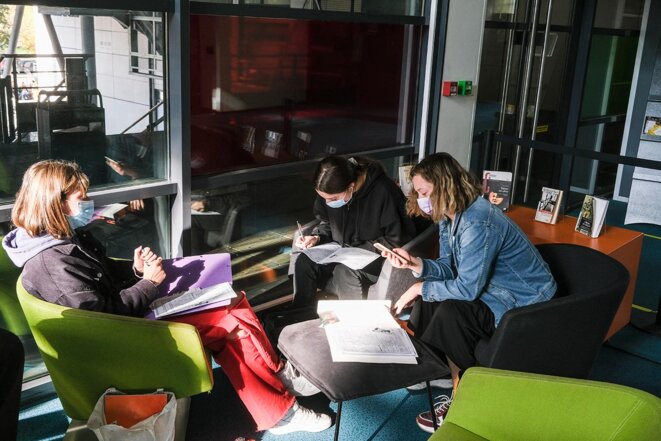 Des étudiantes dans la bibliothèque de l’université d'Angers, en 2021. © Photo Jean-Michel Delage / Hans Lucas via AFP