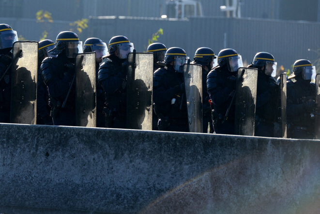 Des CRS lors d'une manifestation de gilets jaunes à Bordeaux en 2018. © Photo Nicolas Tucat / AFP