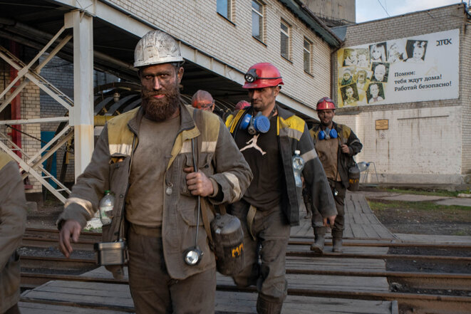 Des mineurs du groupe DTEK sur un site d’exploitation de charbon dans la région de Dnipropetrovsk, le 5 novembre 2022. © Photo Antoni Lallican pour Mediapart