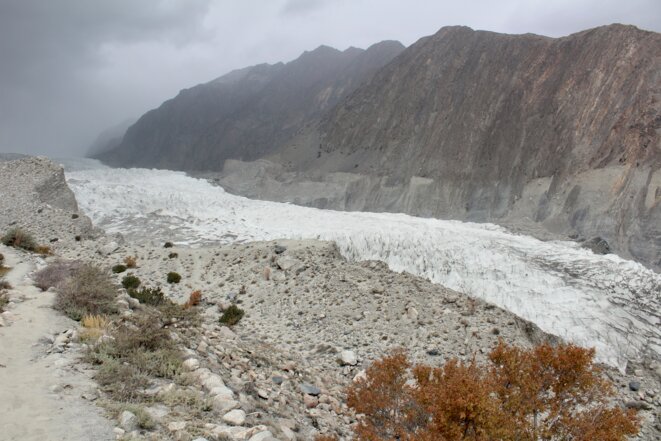 Le glacier de Passu, dans la vallée de Hunza, a reculé de plusieurs dizaines de mètres en quelques années. © Nejma Brahim / Mediapart.