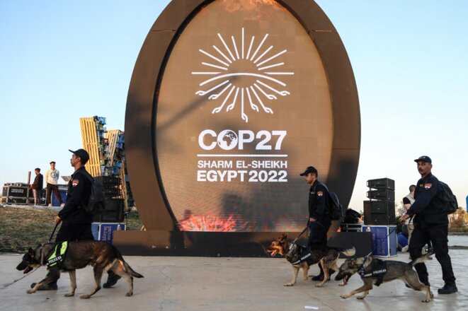 Les forces de l'ordre autour de la zone de la COP27 à Charm el-Cheikh, en Égypte, le 9 novembre 2022. © Photo Mohamed Abdel Hamid / Anadolu Agency via AFP