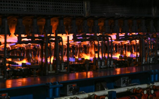 Thousands of jobs in France’s glass-making industry are now under threat. © Photo Denis Charlet / AFP