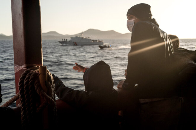 Des personnes réfugiées à bord de l'Ocean Viking avant leur débarquement à Toulon, le 11 novembre 2022. © Photo Vincenzo Circosta / AFP