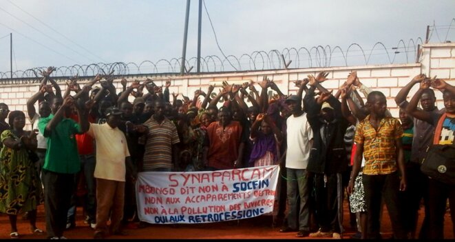 Un groupe de villageois bloque une usine de Socapalm au Cameroun, le 28 avril 2015. © Photo ReAct