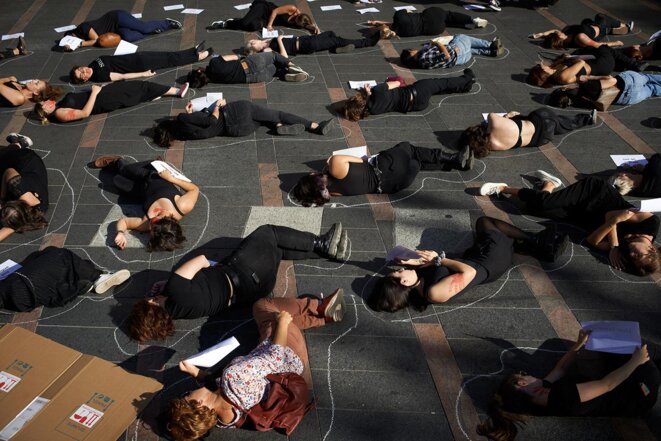 Toulouse, le 22 octobre 2022. Une action die-in organisé par le collectif #NousToutes pour alerter sur les féminicides. Les femmes sont allongées avec les noms et les âges des victimes tuées en 2022. © Photo Alain Pitton / NurPhoto via AFP