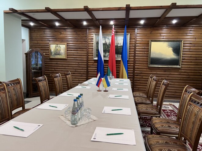 La table des négociations à laquelle se sont rencontrées les délégations russe et ukrainienne, lors d'une séance de pourparlers à Brest (Bélarus), le 3 mars 2022. © Photo ministère biélorusse des affaires étrangères / Agence Anadolu via AFP