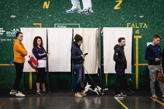 Dans un bureau de vote d'Ascain pour le premier tour de l’élection présidentielle, le 10 avril 2022. © Photo Yann Macherez / Hans Lucas via AFP