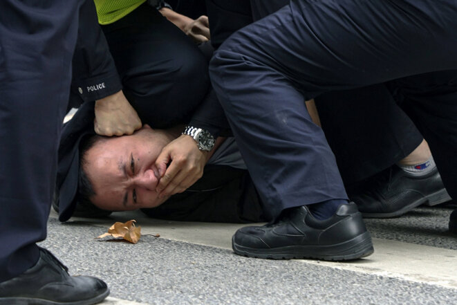 Arrestation d’un manifestant par la police chinoise à Shanghai, le 27 novembre 2022. © Photo AP via Sipa