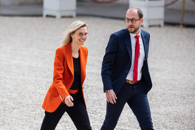 Agnès Pannier-Runacher et Nicolas Bays dans la cour de l’Élysée, lors de l’investiture d’Emmanuel Macron, le 7 mai 2022. © Photo Sébastien Calvet / Mediapart