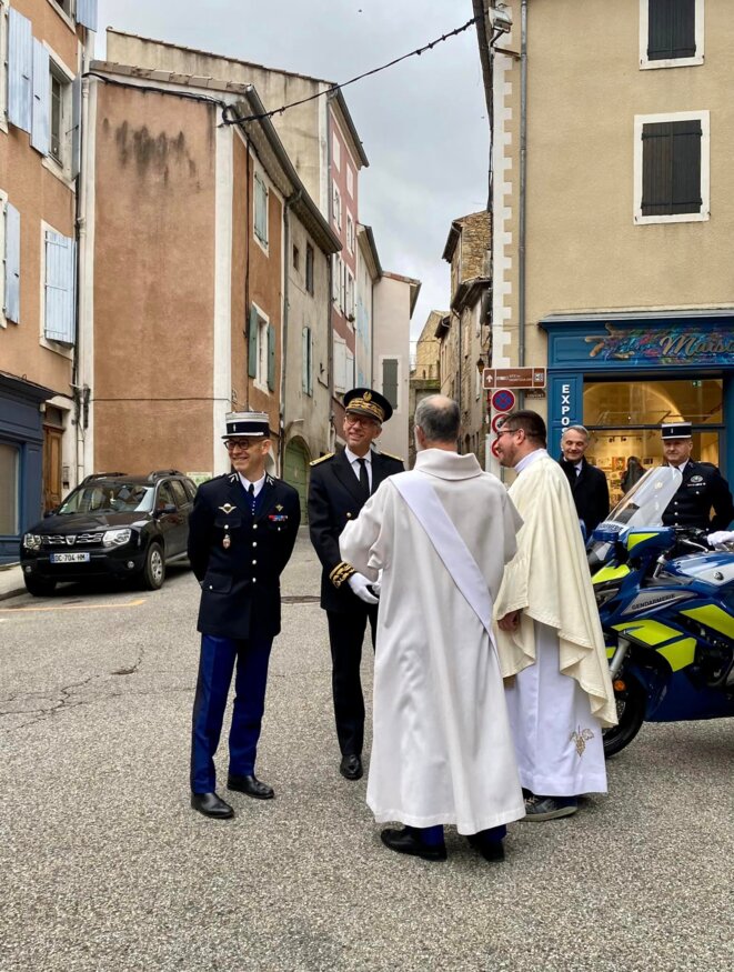Photographie publiée sur la page Facebook de la préfecture de l'Ardèche, enregistrement du 2/12/22.Evidemment, la question se pose de savoir si la longueur de la robe des Messieurs déconstruits à droite est vraiment conforme à la réglementation en vigueur.
