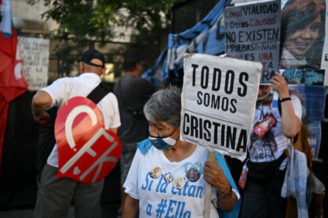 Les soutiens de Cristina Kirchner à l’extérieur du tribunal de Buenos Aires mardi 6 décembre 2022. © Photo Luis Robayo/AFP