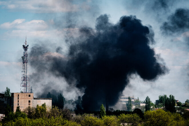 Fumées toxiques après le bombardement d’une usine dans la ville minière de Lyssytchansk, dans l’Est de l'Ukraine, le 3 mai 2022. © Photo Yasuyoshi Chiba / AFP