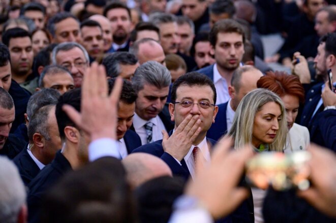 Le maire d’Istanbul, Ekrem İmamoğlu, rejoint ses partisans rassemblés devant la mairie le 15 décembre 2022. © Yasin Akgul / AFP