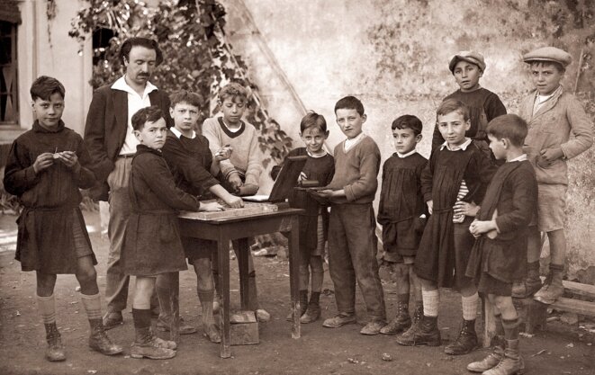 Freinet et ses élèves à l'école de Saint-Paul-de-Vence. © Archives du musée de l’éducation nationale