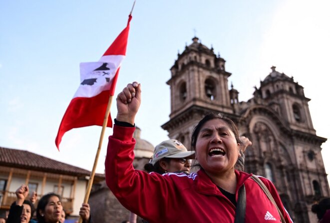 Une manifestante en soutien à Pedro Castillo, le 20 décembre 2022 sur la plaza de Armas à Cuzco © AFP / Martin Bernetti.