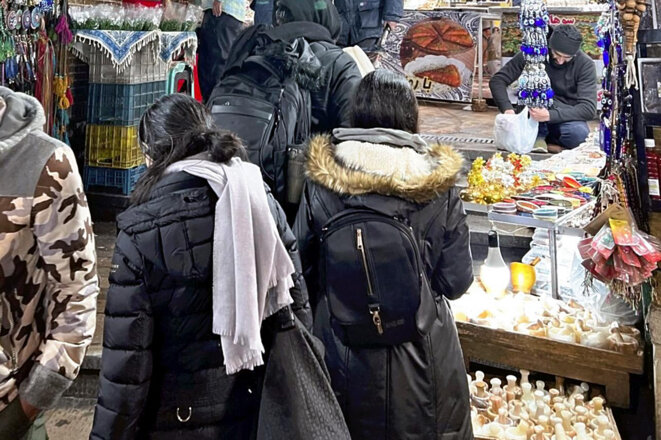 Deux femmes ne portant pas le hijab, au bazar de Téhéran, le 26 décembre 2022. © Photo Michinari Nishida / The Yomiuri Shimbun via AFP