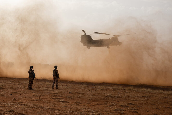 Un hélicoptère vient récupérer des soldats de la force Barkhane à Tombouctou pour les ramener à Gao au Mali, le 25 avril 2019. © Photo Laurence Geai / Myop