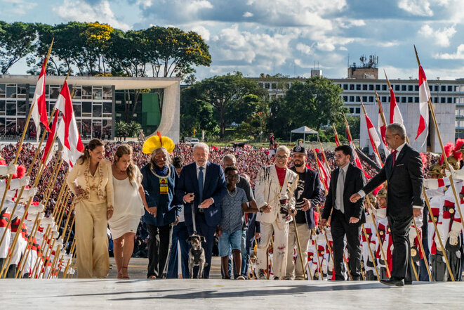 Lula monte la rampe du palais présidentiel entouré de représentants du peuple brésilien © Midia NINJA / Ana Pessoa