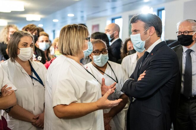 Emmanuel Macron avec des personnels soignants au centre Hospitalier de Corbeil-Essonnes, le 6 janvier 2023. © Photo Eliot Blondet / Abaca