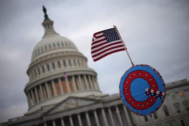 Un drapeau américain avec le signe Q des QAnon le 6 janvier 2021 à Washington. © Win McNamee/Getty Images North America/AFP