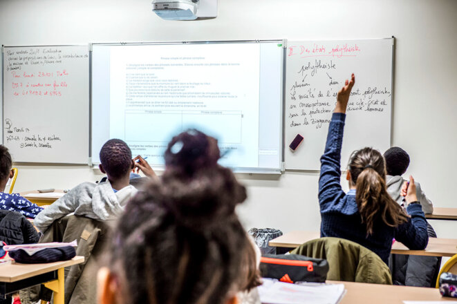 Les enseignants réclament des professeurs dans toutes les classes, des effectifs moins chargés, et le retour des « réseaux d’aides ». © Photo Michael Lumbroso / REA