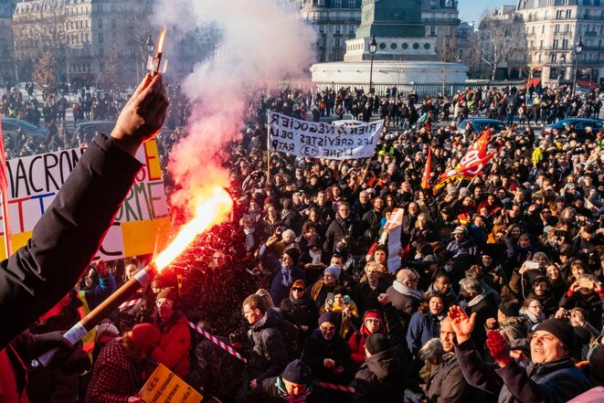 Lors d’un concert des grévistes de l’opéra pour protester contre le projet de réforme des retraites place de la Bastille, à Paris, le 31 décembre 2019. © Photo Karine Pierre / Hans Lucas via AFP