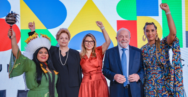 De gauche à droite: Sônia Guajajara, Dilma Rousseff, Rosângela da Silva (épouse de Lula), Lula da Silva, Anielle Franco, à la cérémonie d'investiture des deux nouvelles ministres. © Ricardo Stuckert