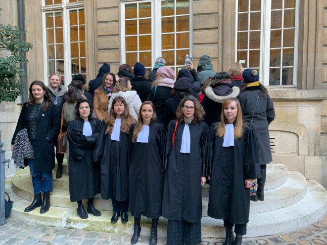 Une quinzaine de victimes, des responsables de la Fondation des femmes et leurs avocates au tribunal administratif de Paris vendredi. © David Perrotin / Mediapart