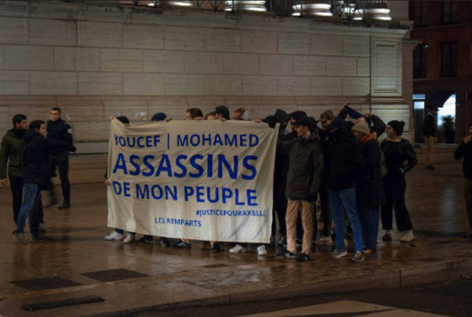 Les Remparts déploient une banderole devant la cour d'assises du Rhône, 20 janvier 2023