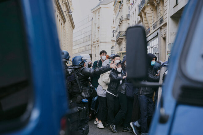 Entre les deux tours de la présidentielle 2022, des étudiant·es avaient occupé une partie de l'université Sorbonne à Paris. La police était alors intervenue. © Pauline Tournier / Hans Lucas