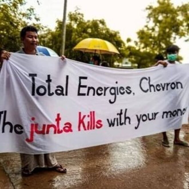 "Total Energies, Chevron, la junte tue avec votre argent" // Des manifestants birmans appellent ces entreprises à cesser leurs paiements aux militaires. © Blood Money Campaign