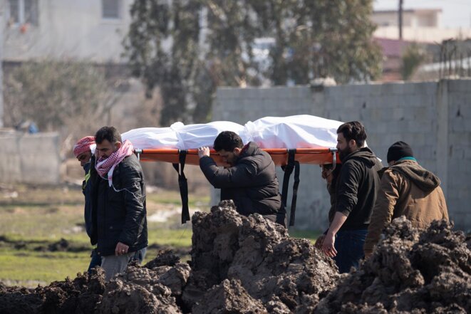 Entre Turquie et Syrie, la frontière sépare les vivants et les morts