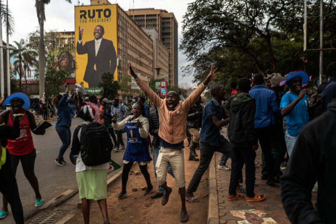 Des kenyans attendent le résultant de l'élection présidentielle de 2022. Une agence d'influence israélienne a tenté d'interférer dans ce scrutin, d'après les révélations de Forbidden Stories. © Photo Fredrik Lerneryd / AFP