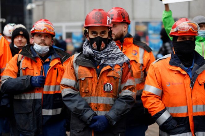 Des travailleurs de la raffinerie TotalEnergies de Grandpuits en grève manifestent devant le siège du groupe à Paris, le 9 février 2021, pour protester contre les pertes d’emplois attendues suite à la conversion du site en bioraffinerie. © Photo : Thomas Coex / AFP