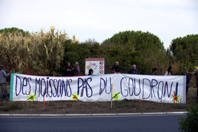Manifestation à Soual (Tarn), contre le projet d'autoroute Castres-Toulouse qui menace 300 hectares de terres agricoles, le 26 septembre 2022. © Alain Pitton / NurPhoto via AFP