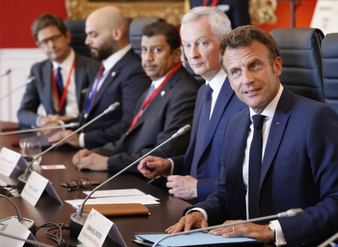 Emmanuel Macron et Bruno Le Maire lors du mini-sommet « Choose France » 2022. © Photo Ludovic Marin / AFP