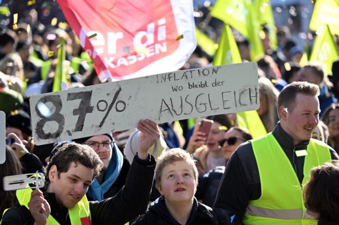 Une manifestation de salariés à Gelsenkirchen, en Allemagne, le 1er mars 2023. Sur le panneau, on peut lire : « 87 % d'inflation, où est la compensation ? » © Federico Gambarini / dpa Picture-Alliance via AFP