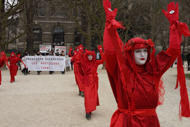 Manifestation à l'appel du mouvement « scientifiques en rébellion », le 4 mars 2023 au Jardin des Plantes à Paris. © Photo Amélie Poinssot / Mediapart