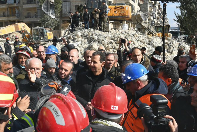 Le président syrien Bachar al-Assad visite les quartiers d'Alep touchés par le tremblement de terre ayant frappé le nord du pays, le 10 février 2023. © AFP